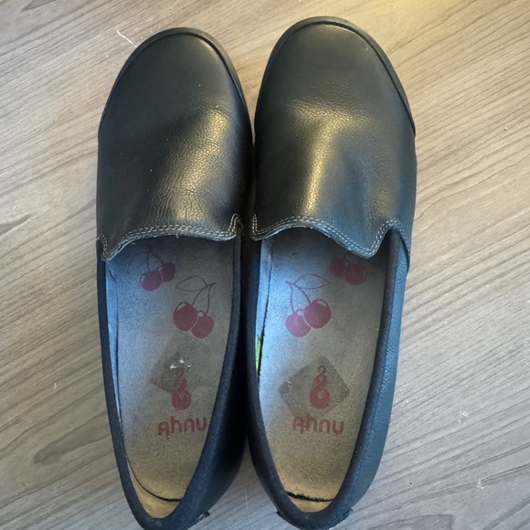 Like New Ahnu Penny Pro Loafer shoes in Black leather - Size 8.5 (EU 39.5) - Picture 2 of 5